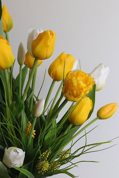 Tulipanowy Sen Spring, nowoczesny bukiet nagrobny we wkładzie