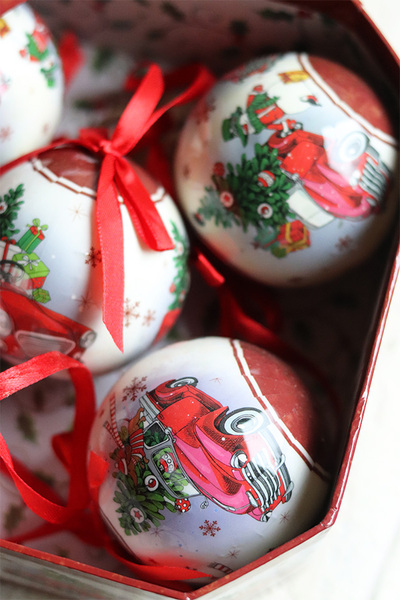 Samochodowe Święta, świąteczne bombki na choinkę