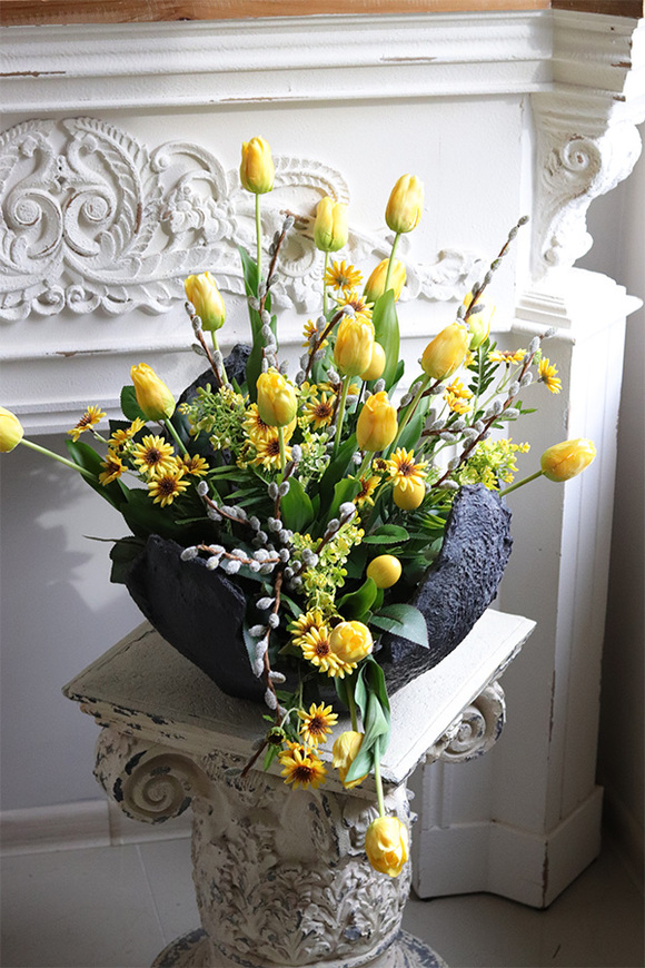 Volcan Yellow, kompozycja nagrobna w misie