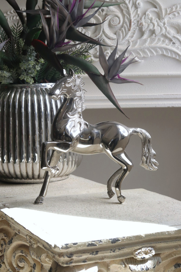 elegancka figurka konia, Stąpający Koń