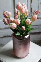 Ferra Salise, bukiet gumowych tulipanów w szklanym wazonie, wys.48cm