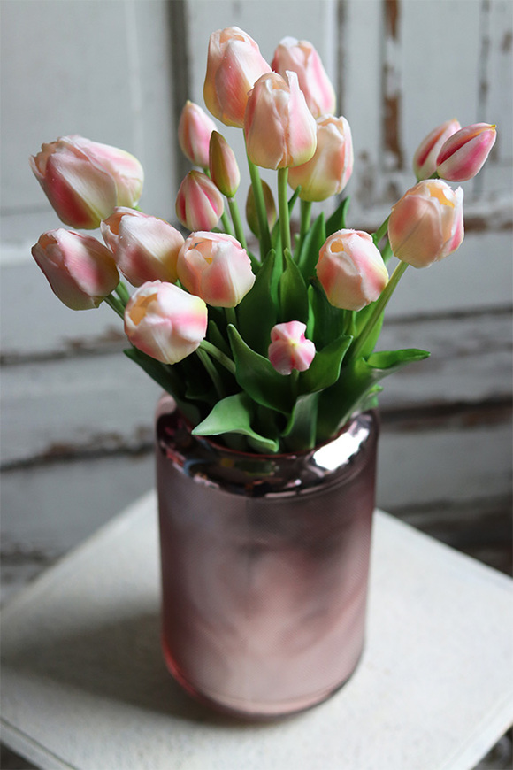 Ferra Salise, bukiet gumowych tulipanów w szklanym wazonie, wys.48cm