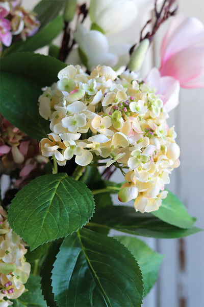 Getuda, bukiet magnolii i hortensji w szklanej tubie, wys.91cm 