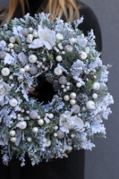 Oczarowani Świętami, zimowy wianek z białymi kwiatami