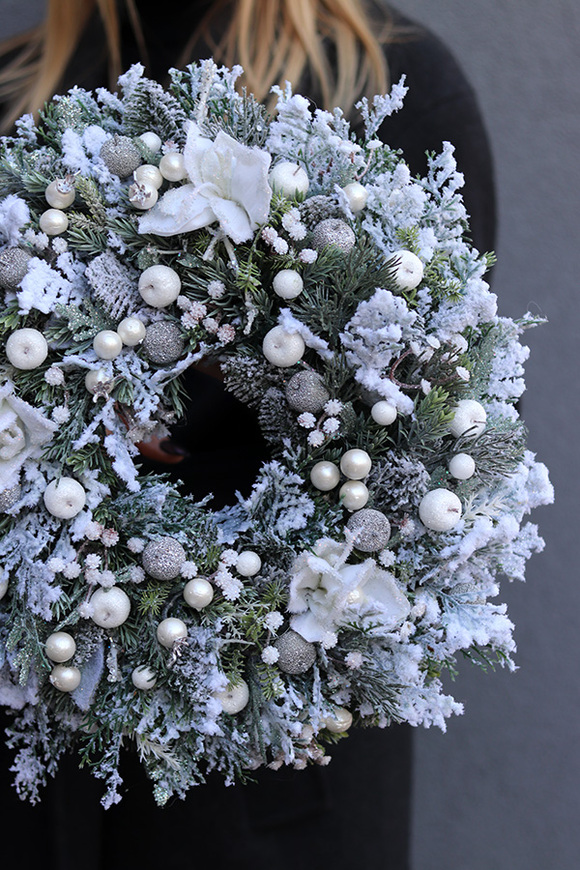 Oczarowani Świętami, zimowy wianek z białymi kwiatami
