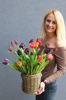 kompozycja z gumowych tulipanów w donicy imitującej kosz, Odessa, wys.60cm 