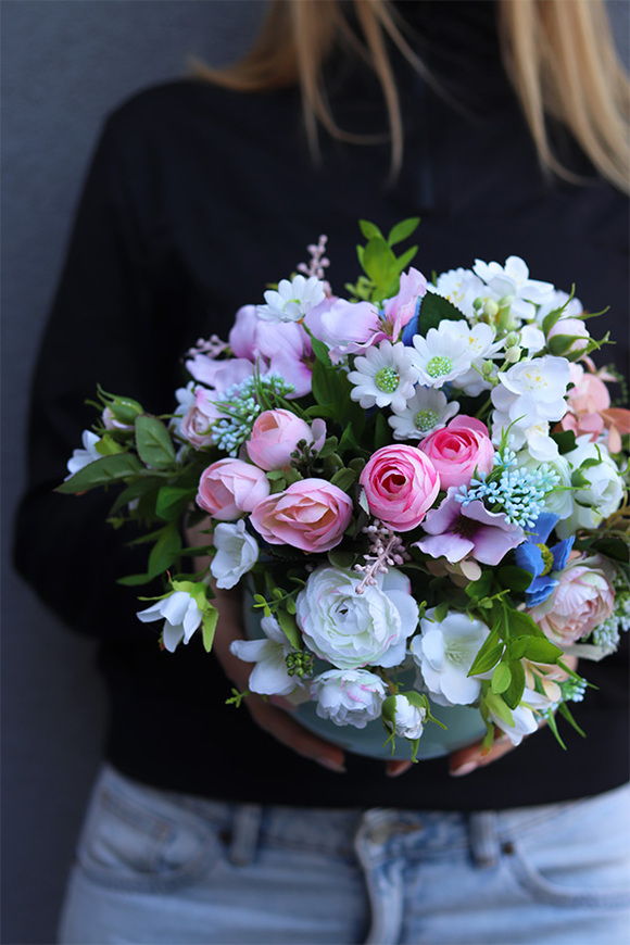 Deluni Teressa, kompozycja kwiatowa z kokardką