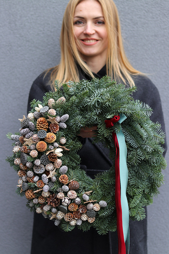 Zimowy Nobilis, świąteczny wianek z żywymi gałązkami