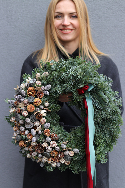 Zimowy Nobilis, świąteczny wianek z żywymi gałązkami