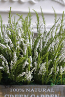 Green Garden, białe wrzosy w drewnianej skrzynce