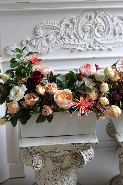 Miodowy Dom Banerra, kompozycja kwiatowa w donicy