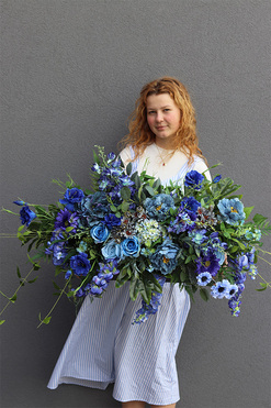 Opera Blue Sky, kompozycja kwiatowa w donicy, wym.50x130cm