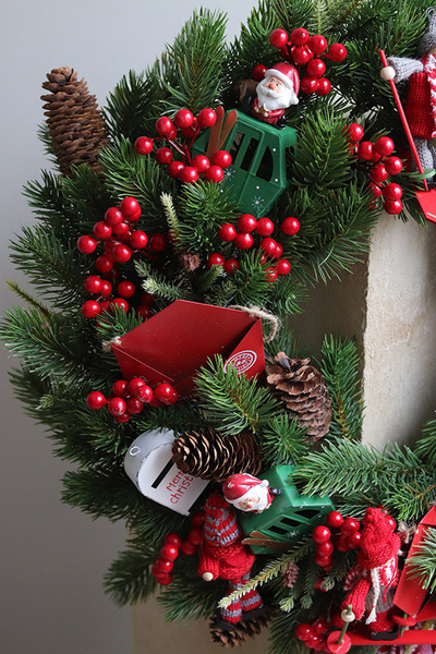 Na Kasprowy, świąteczny wianek na drzwi