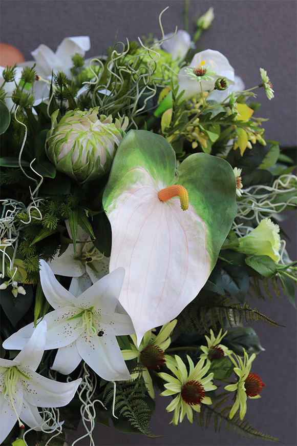 Palermo Bianco, jasna wiązanka nagrobna z anturium