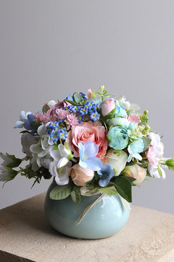 OD RĘKI Deluni Blue, kompozycja kwiatowa z kokardką, wys.20cm