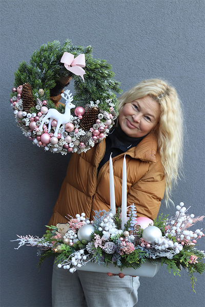 Pudrovy Róż Zimowy, świąteczny stroik