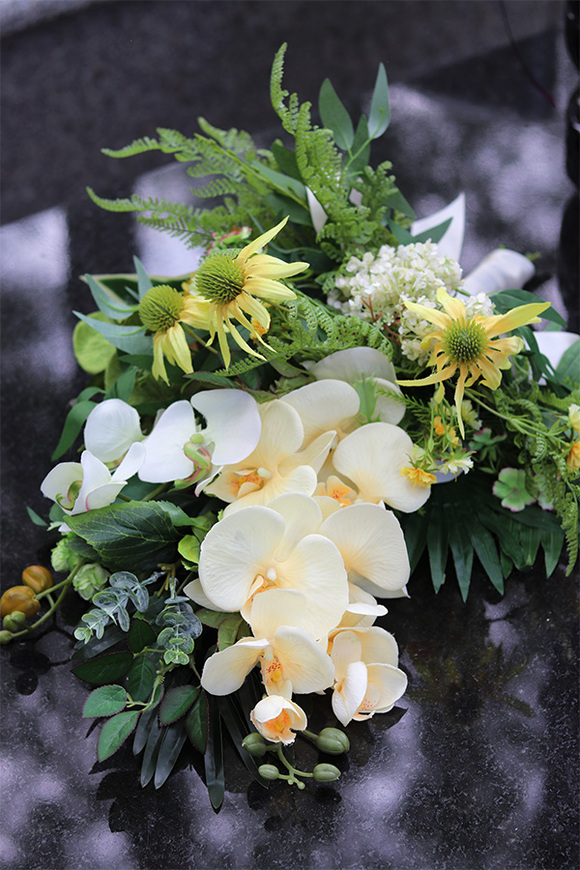 Nemitte, żółto-zielony bukiet nagrobny z orchideą i jeżykami