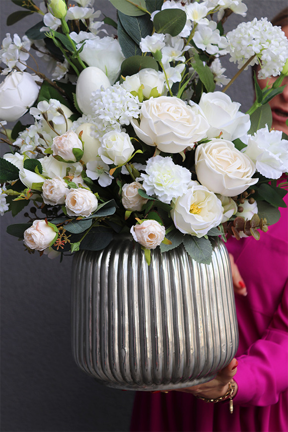 Easter Hotels, dekoracja wielkanocna w srebrnym naczyniu