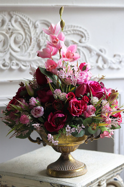 Adolia, różowa kompozycja kwiatowa w pucharze, wym.51x38cm