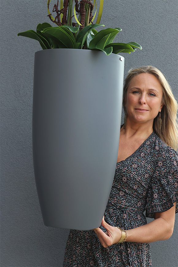 Fiberglass Grande Gray, storczyk w szarej donicy