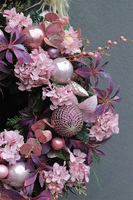 Fiolet Xmas, świąteczny wianek na drzwi