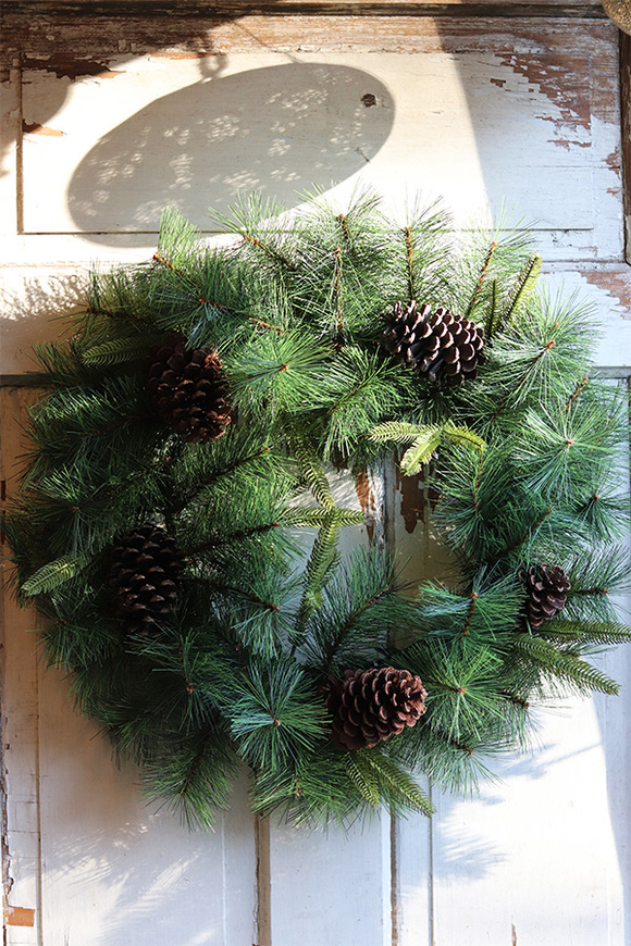 Zima w Lesie, zimowy wianek iglasty z szyszkami