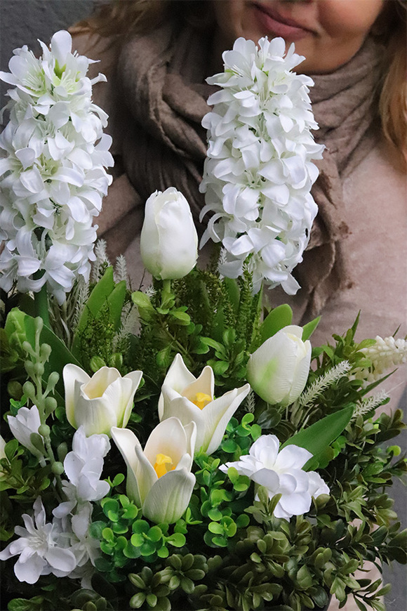 Hiacynty Piano White, wiosenna dekoracja w misie