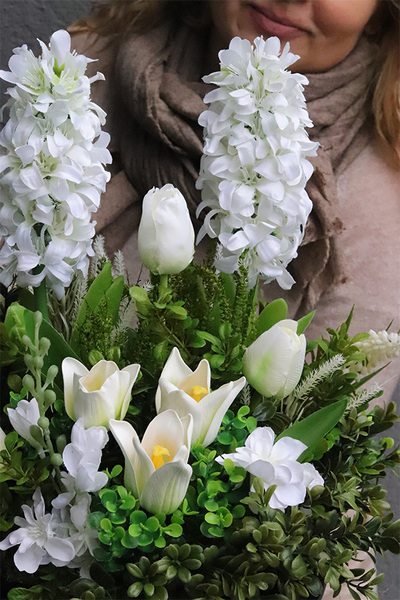 Hiacynty Piano White, wiosenna dekoracja w misie