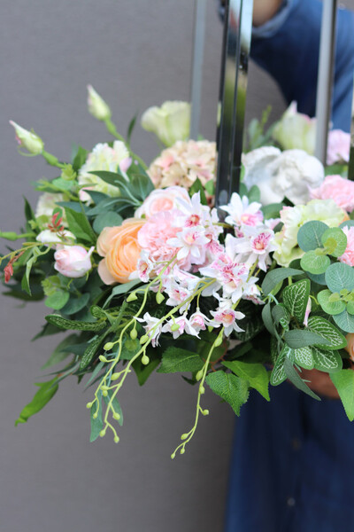 Angelo Garden Creamy, kompozycja kwiatowa z lampionem