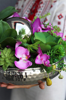 kompozycja kwiatowa z kulą i fuksjowym storczykiem, Dekoria Karanna New