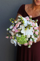 Hellissa Aria, bogaty bukiet kwiatów w szklanym wazonie