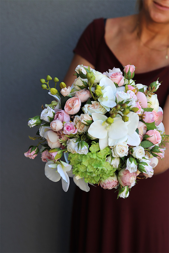 Hellissa Aria, bogaty bukiet kwiatów w szklanym wazonie