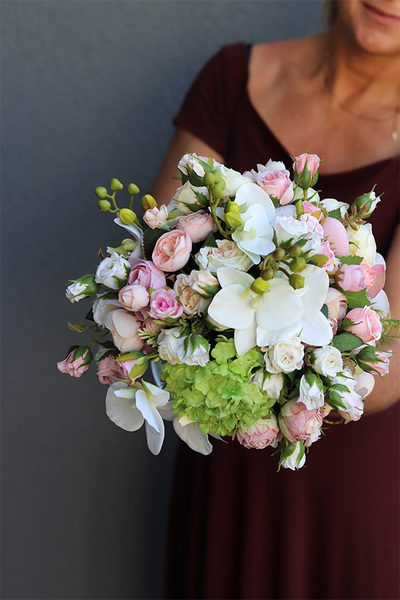 Hellissa Aria, bogaty bukiet kwiatów w szklanym wazonie