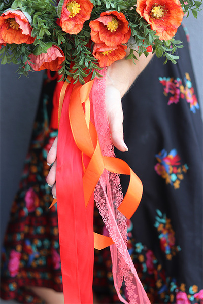 Makowa Panienka, asymetryczny wianek z makami