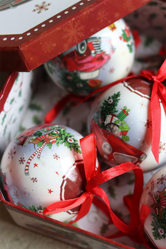 Samochodowe Święta, świąteczne bombki na choinkę
