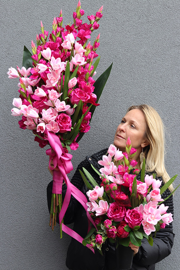 Mieczyki Róż, bukiet nagrobny we wkładzie