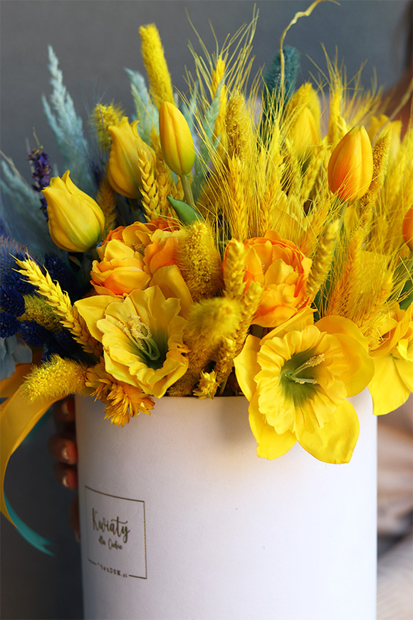 Ukraina 2, flowerbox z dekoracją w barwach narodowych Ukrainy