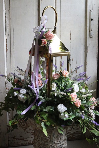 Angelo Lavender Garden, kompozycja nagrobna ze złotym lampionem, wys.65cm