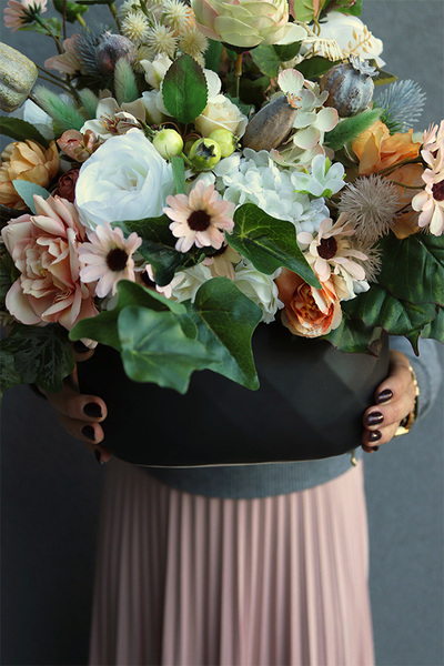 Remina Baronessa, kompozycja kwiatowa w naczyniu