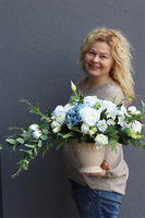 Blue Oceania 2, kompozycja kwiatowa w naczyniu