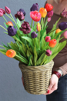 kompozycja z gumowych tulipanów w donicy imitującej kosz, Odessa, wys.60cm 