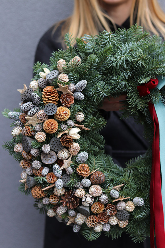 Zimowy Nobilis, świąteczny wianek z żywymi gałązkami