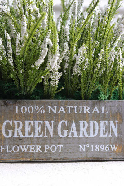 Green Garden, białe wrzosy w drewnianej skrzynce