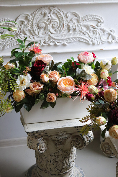 Miodowy Dom Banerra, kompozycja kwiatowa w donicy