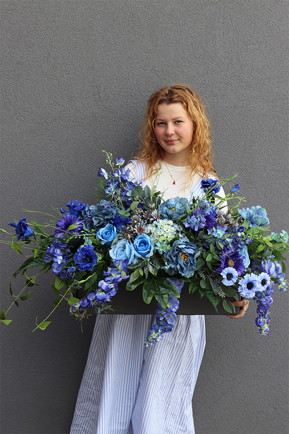 Opera Blue Sky, kompozycja kwiatowa w donicy