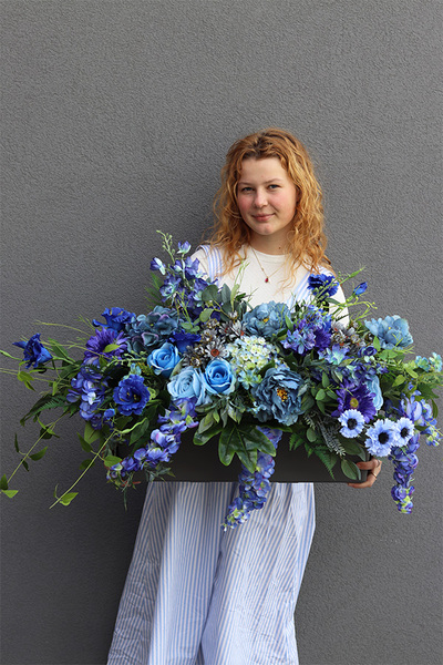 Opera Blue Sky, kompozycja kwiatowa w donicy