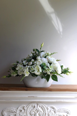 White Elegance, elegancka kompozycja kwiatowa, wys.39x60cm