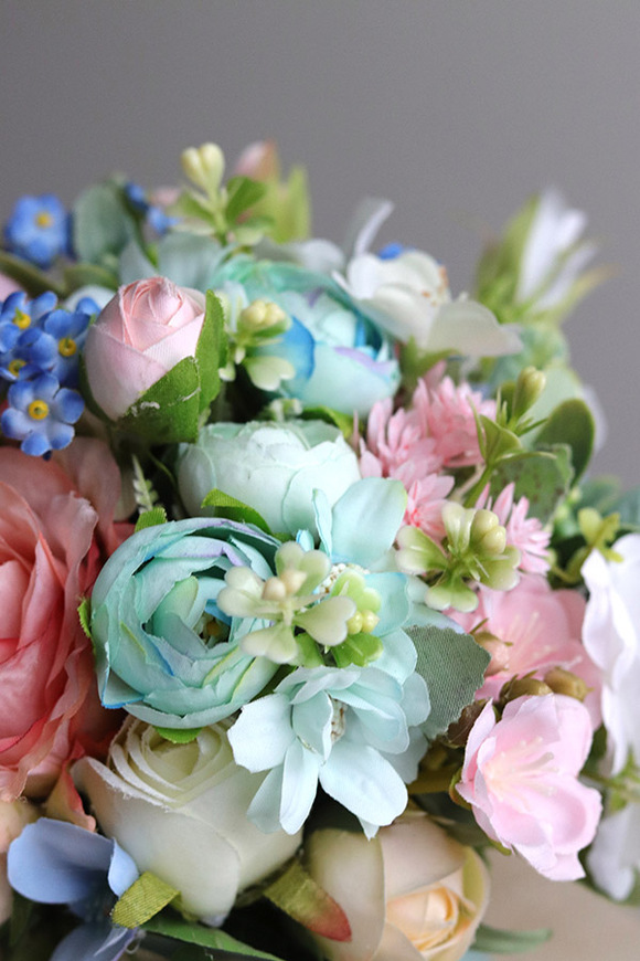 Deluni Blue, kompozycja kwiatowa z kokardką