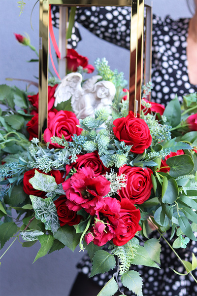 Angelo Garden Red 2, kompozycja nagrobna ze złotym lampionem