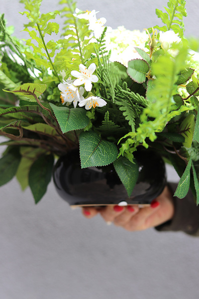 Benella, kompozycja nagrobna w misie, wym.30x46x67cm